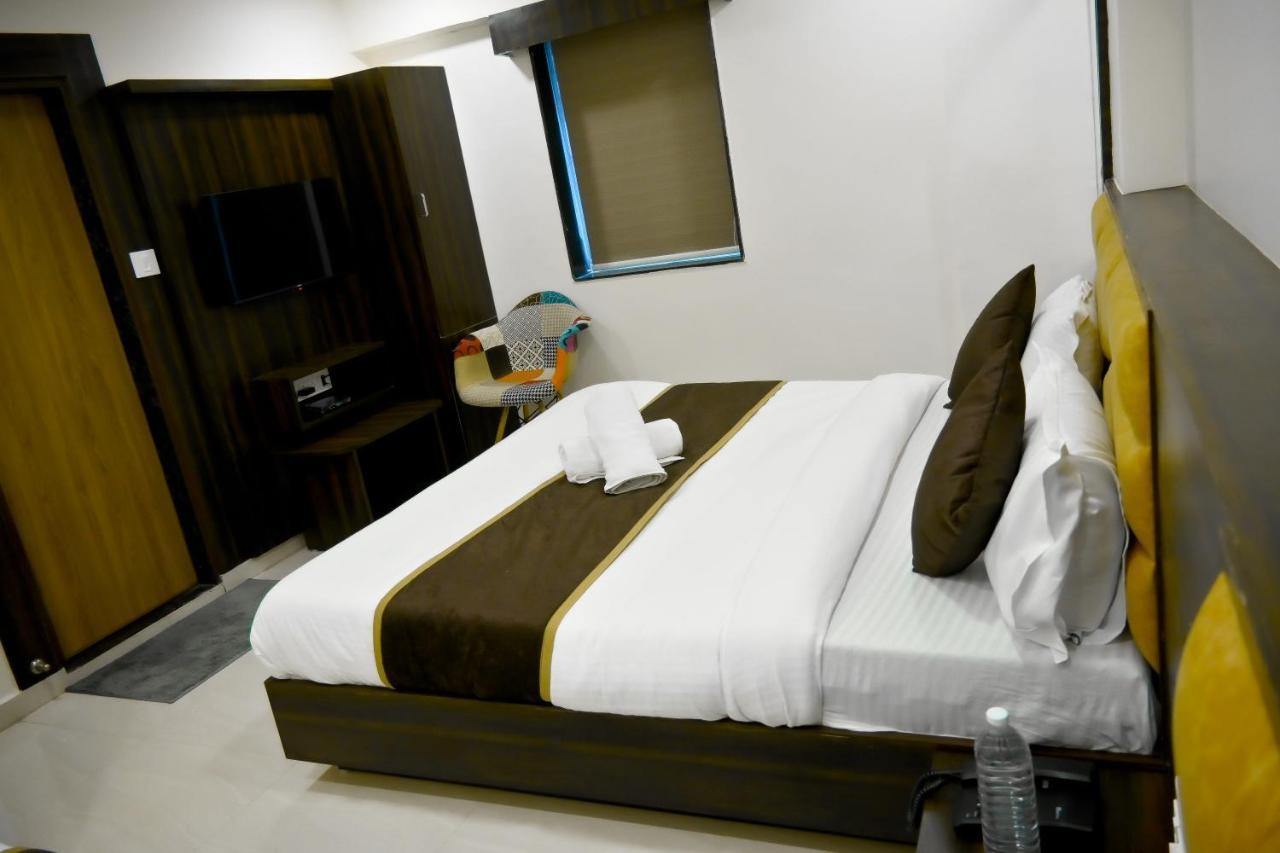Hotel Royal Ican Sindhubhavan Road Ahmedabad Exterior foto