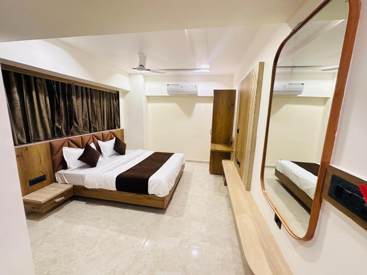 Hotel Royal Ican Sindhubhavan Road Ahmedabad Exterior foto