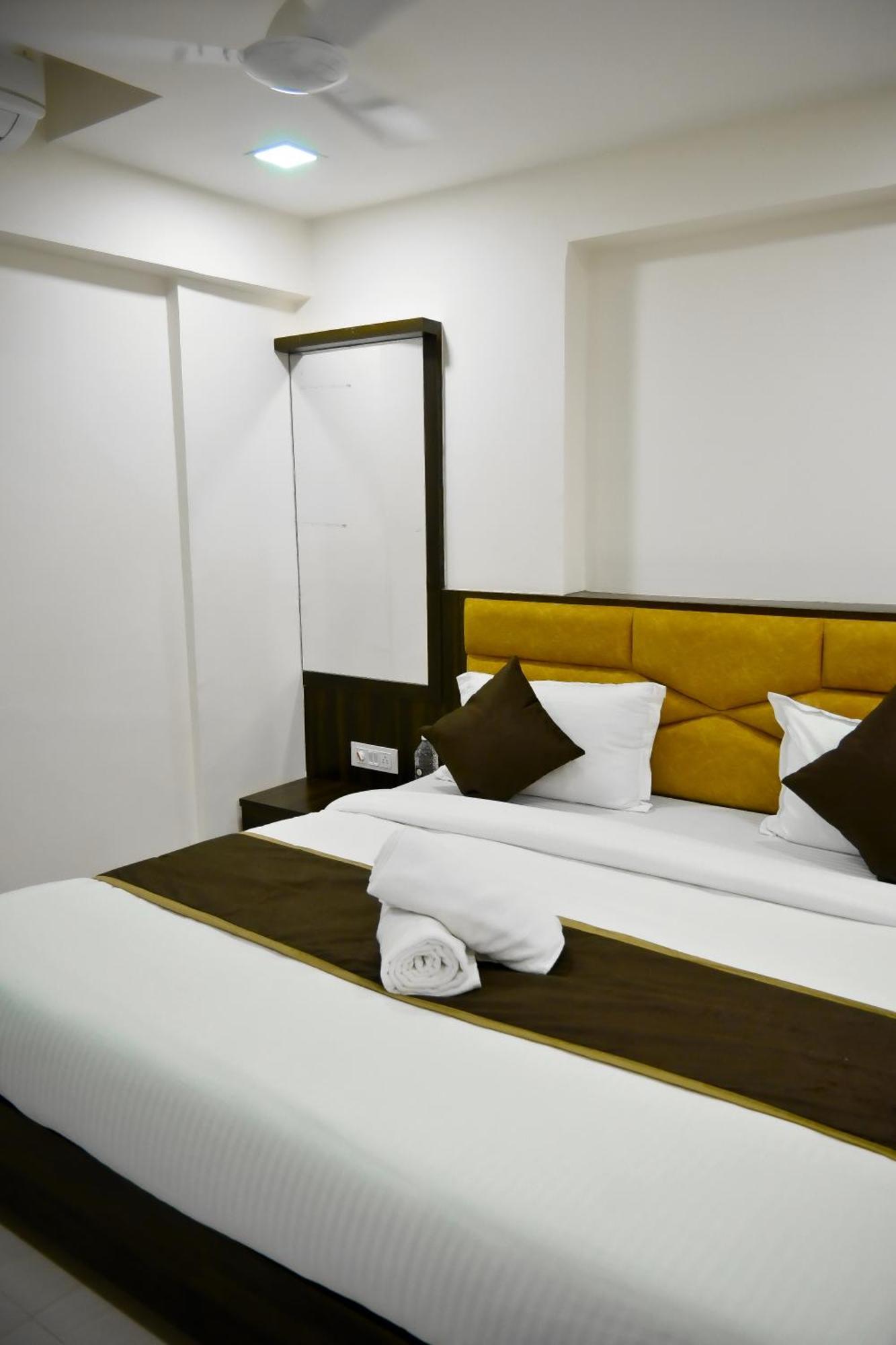 Hotel Royal Ican Sindhubhavan Road Ahmedabad Exterior foto