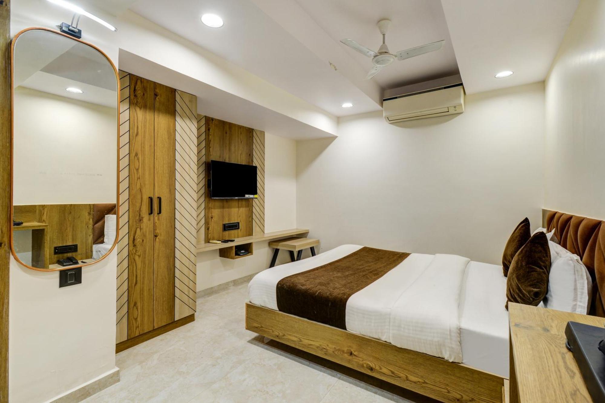 Hotel Royal Ican Sindhubhavan Road Ahmedabad Exterior foto