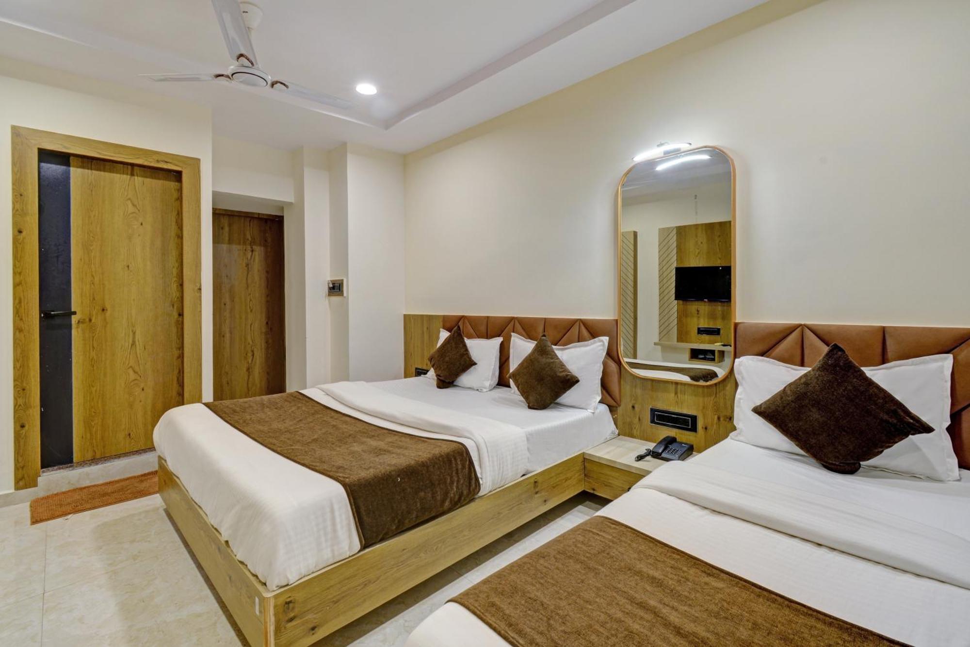 Hotel Royal Ican Sindhubhavan Road Ahmedabad Exterior foto