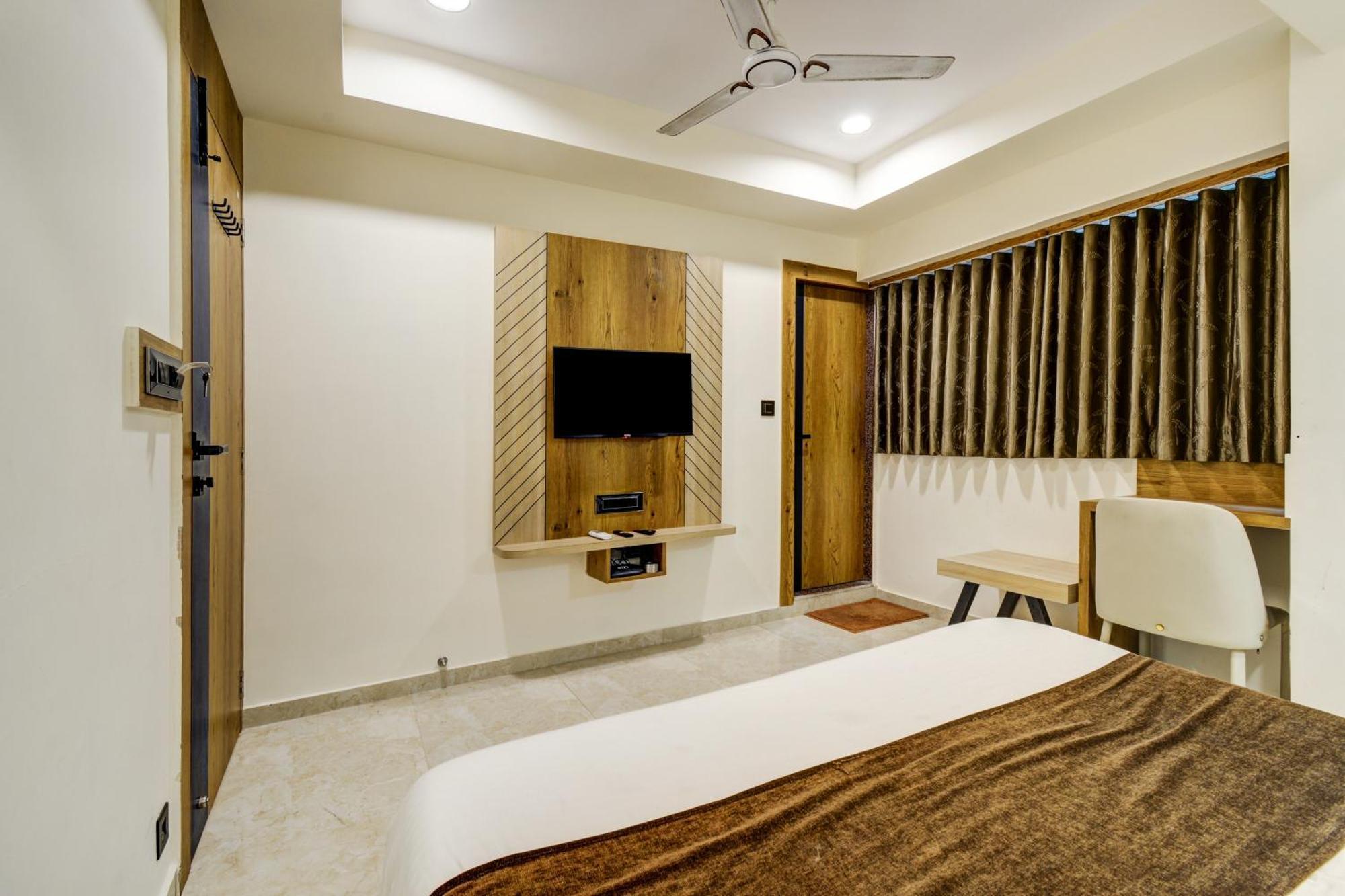 Hotel Royal Ican Sindhubhavan Road Ahmedabad Exterior foto