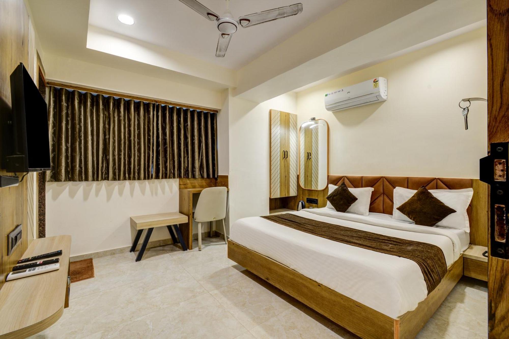 Hotel Royal Ican Sindhubhavan Road Ahmedabad Exterior foto