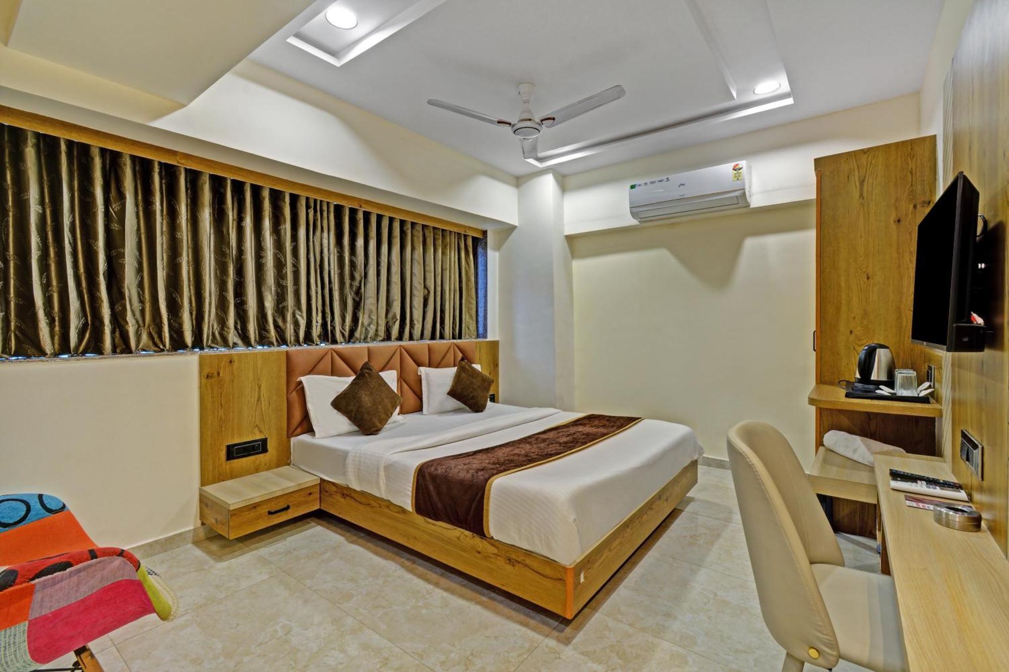 Hotel Royal Ican Sindhubhavan Road Ahmedabad Exterior foto